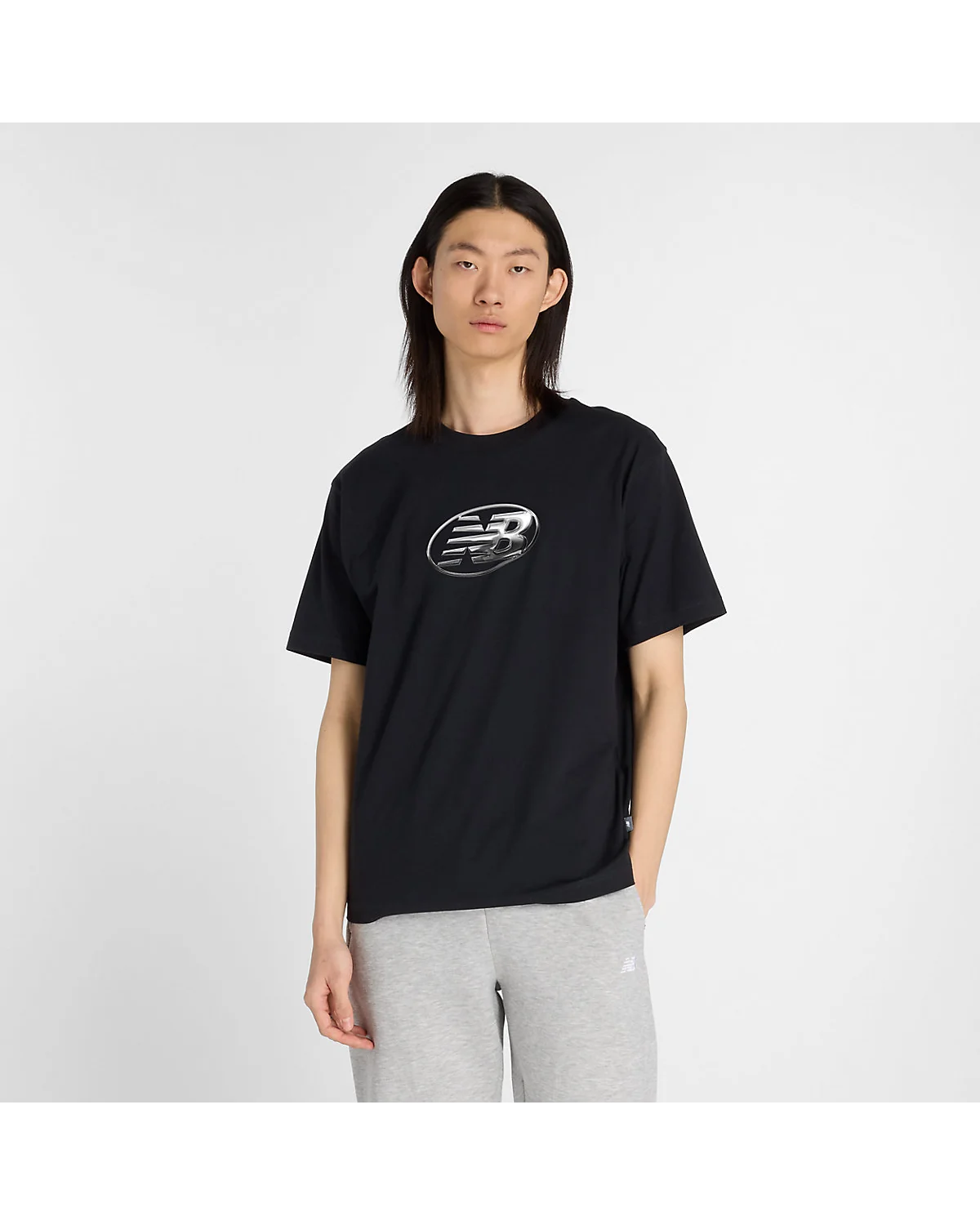 Чёрная женская футболка New Balance с белым логотипом, вид спереди