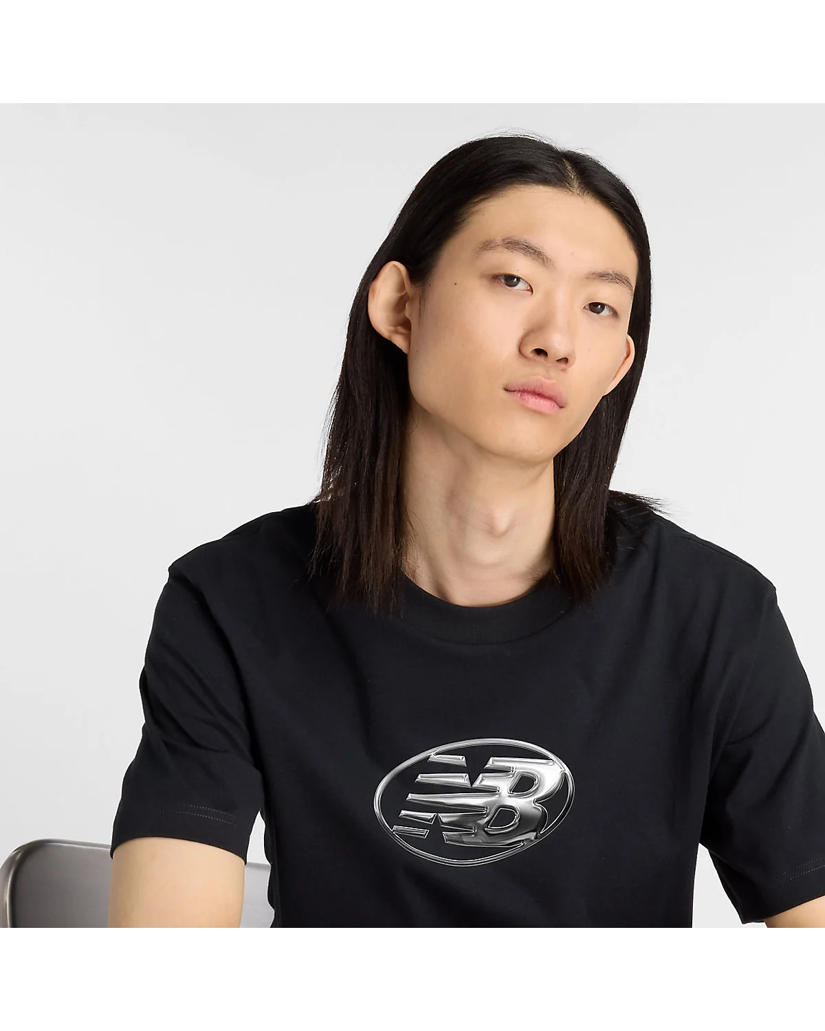 Чёрная футболка New Balance с логотипом, портретный вид