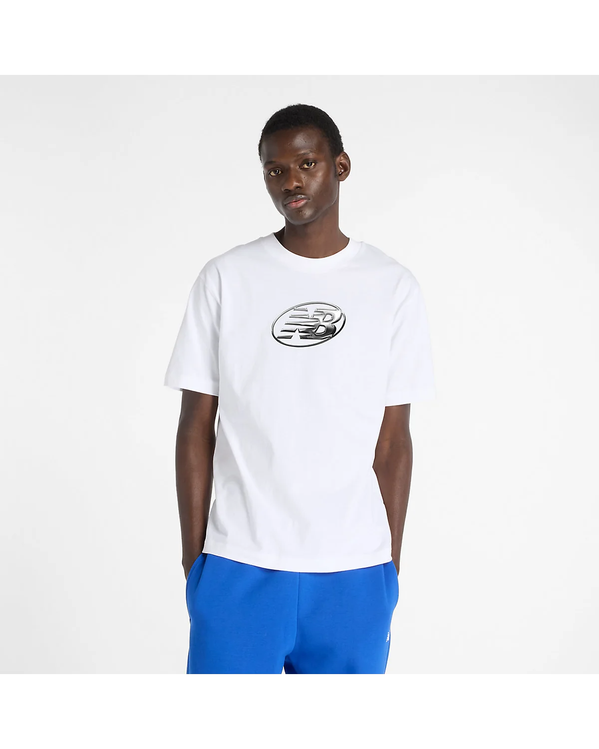 Белая женская футболка New Balance с чёрным логотипом, вид спереди