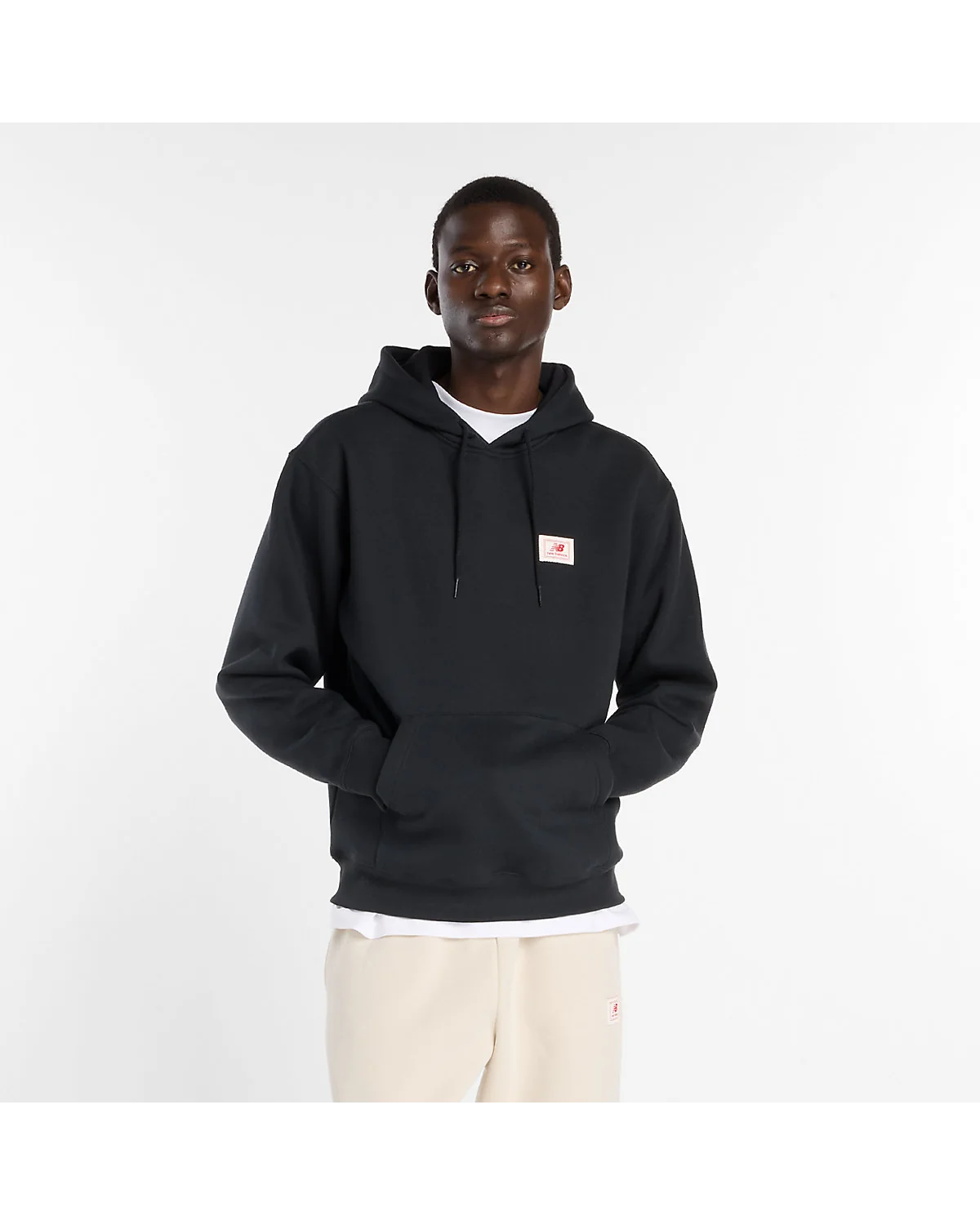 Чёрное худи New Balance с капюшоном и тканым лейблом, вид спереди