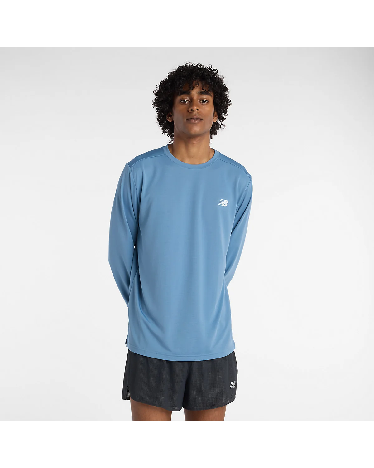 Голубой лонгслив New Balance с логотипом, вид спереди