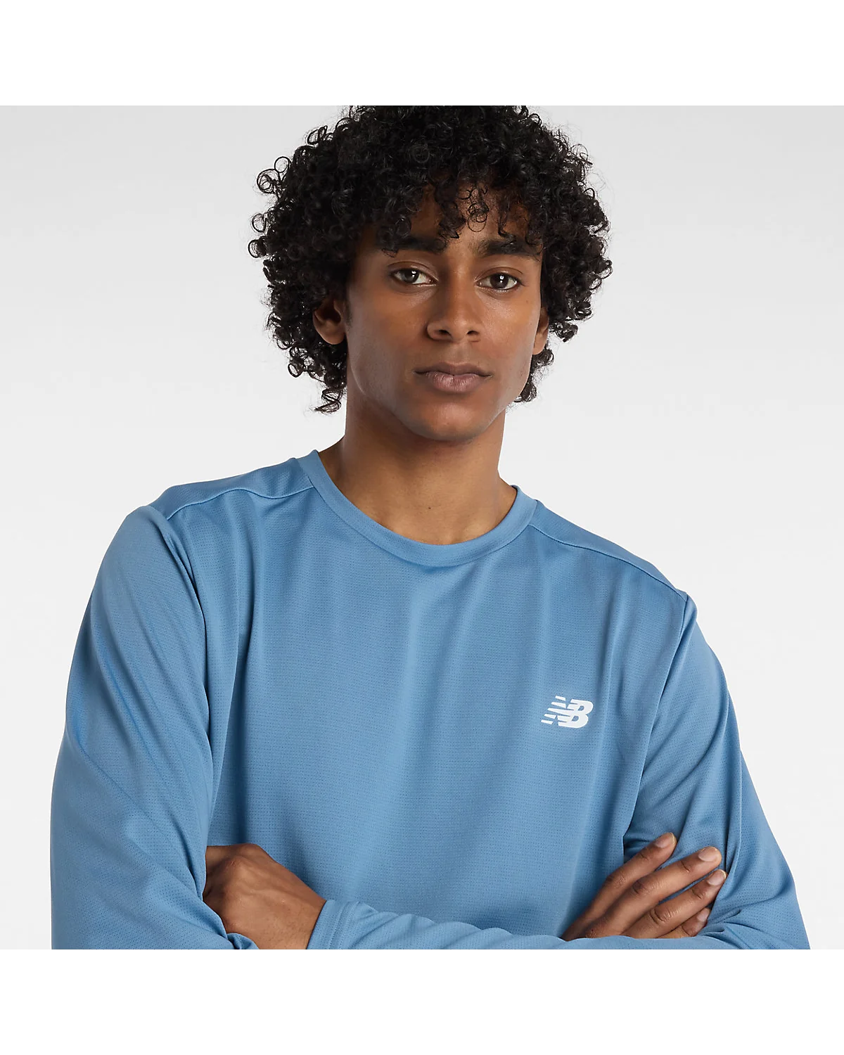 Голубой лонгслив New Balance, портретный вид