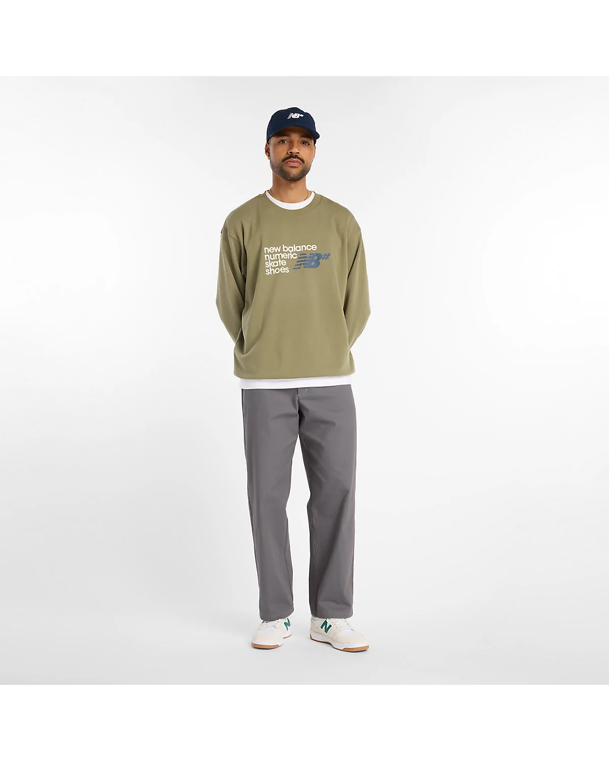 Тёмно-оливковая толстовка New Balance в полный рост, боковой вид.