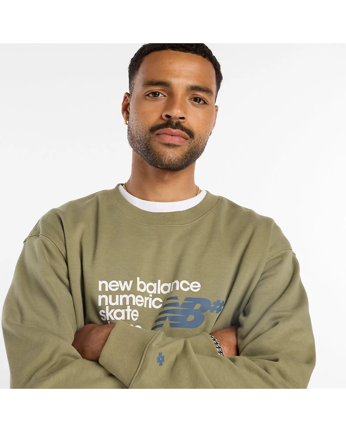 Вид сзади тёмно-оливковой толстовки New Balance из футера.