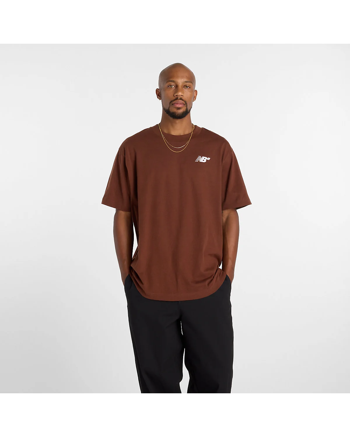 Коричневая мужская футболка New Balance с логотипом на груди, вид спереди.