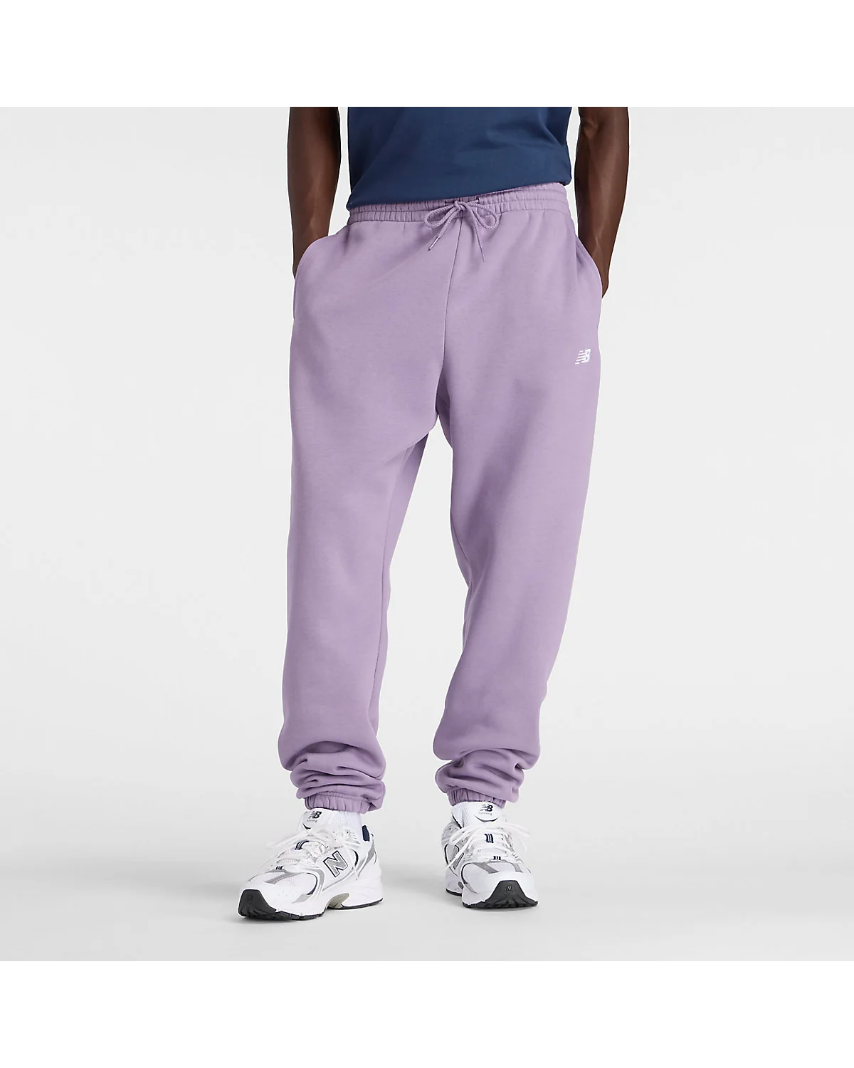 Фиалковые флисовые джоггеры New Balance с белыми кроссовками, вид спереди