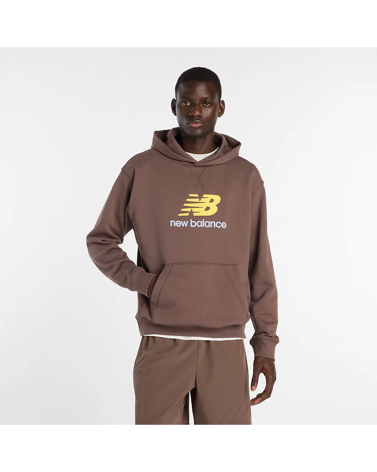 Коричневое худи New Balance из терри с жёлтым логотипом, вид спереди