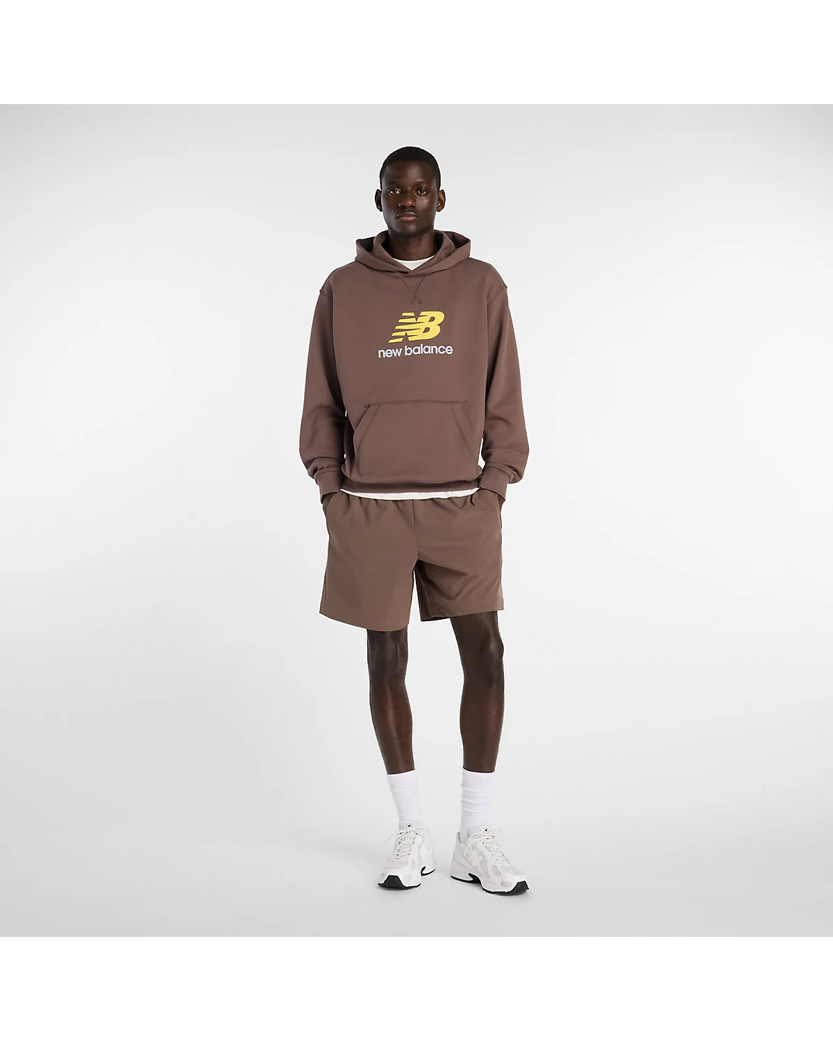 Коричневое худи New Balance на модели в полный рост, вид спереди