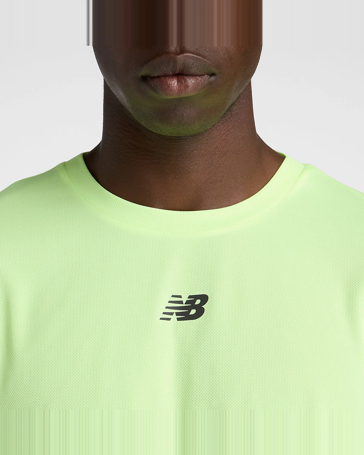Спинка беговой футболки New Balance с серыми боковыми вставками, вид сзади