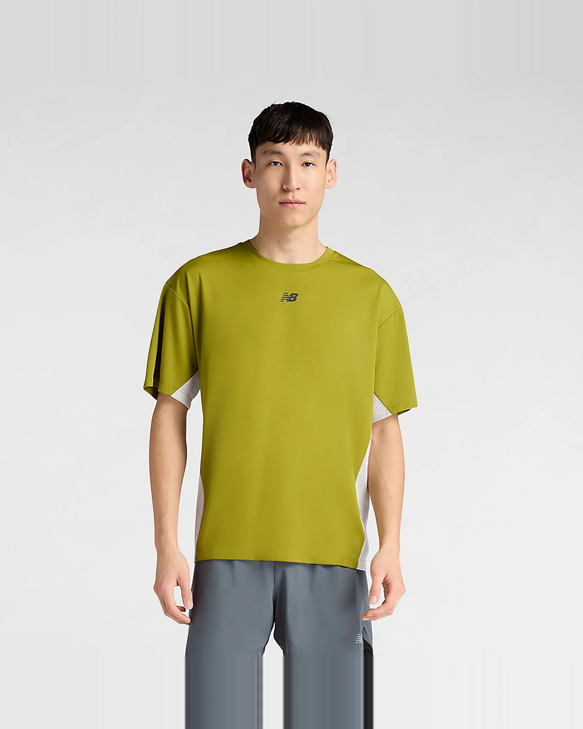Крупный план логотипа и текстуры ткани беговой футболки New Balance на белом фоне