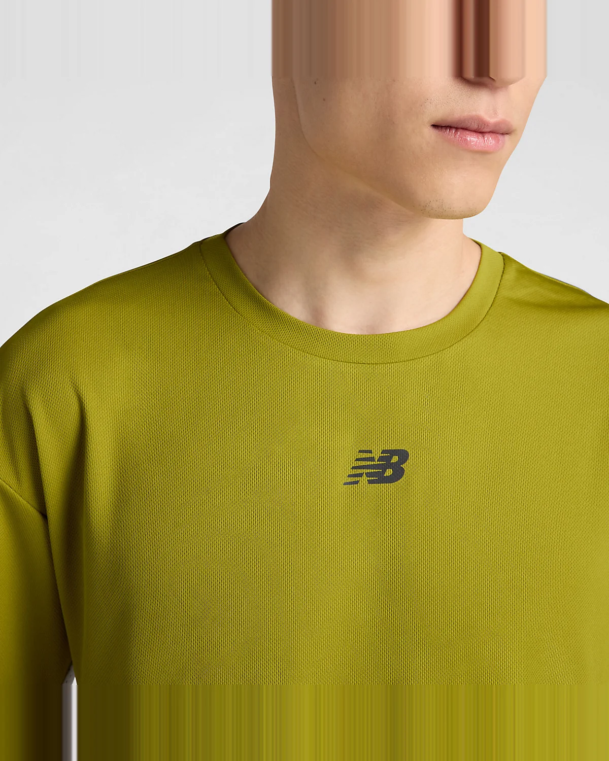 Спинка беговой футболки New Balance темно-синего цвета с сиреневой боковой панелью, вид сзади