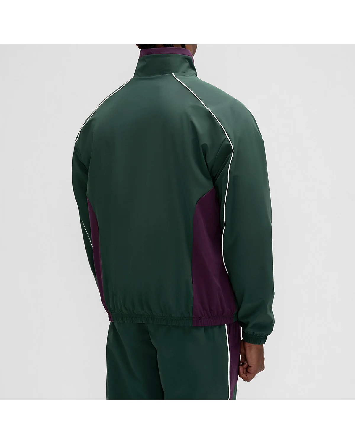 Спинка баскетбольной куртки New Balance с фиолетовыми боковыми вставками, вид сзади