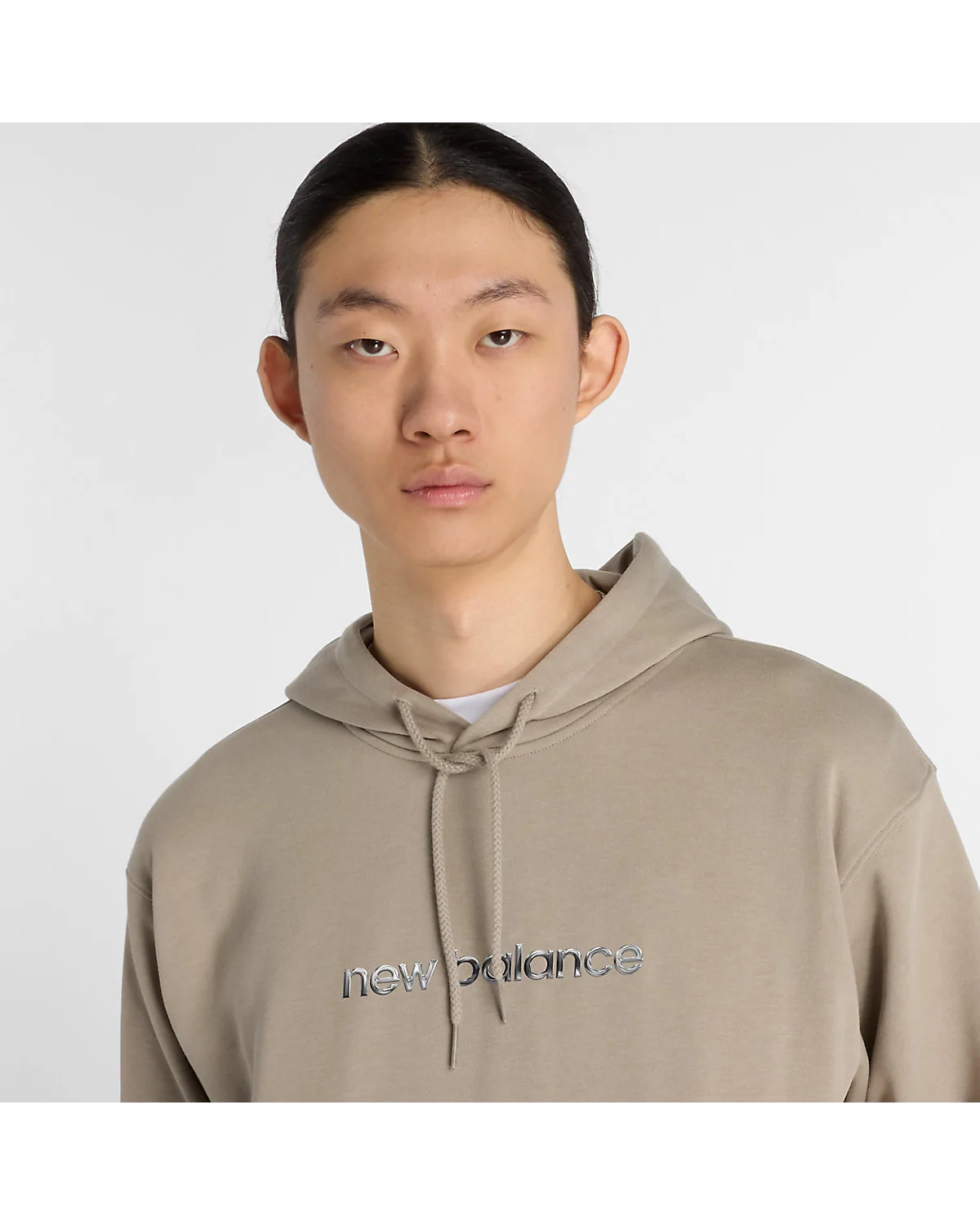 Крупный план капюшона и мягкой флисовой текстуры худи New Balance на груди