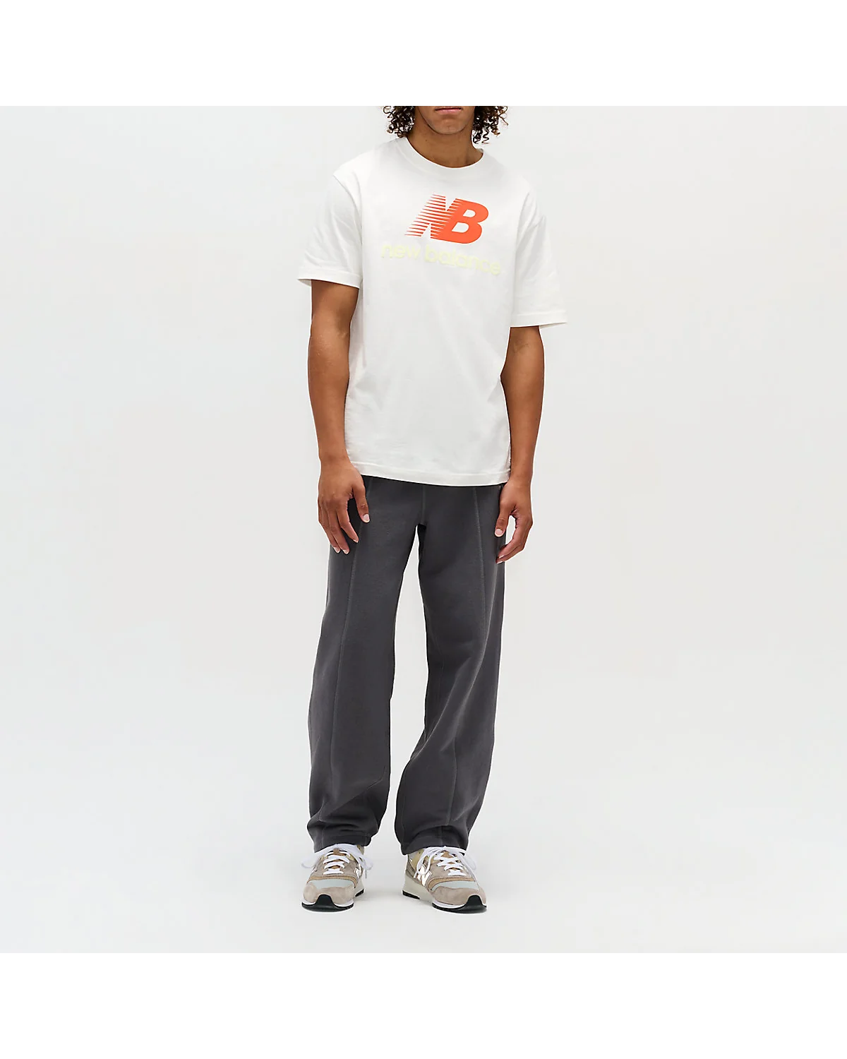 Светлая футболка New Balance оттенка морская соль с логотипом, вид спереди.