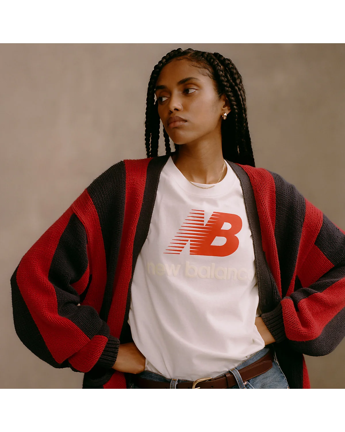 Светлая футболка New Balance на модели, полный рост.
