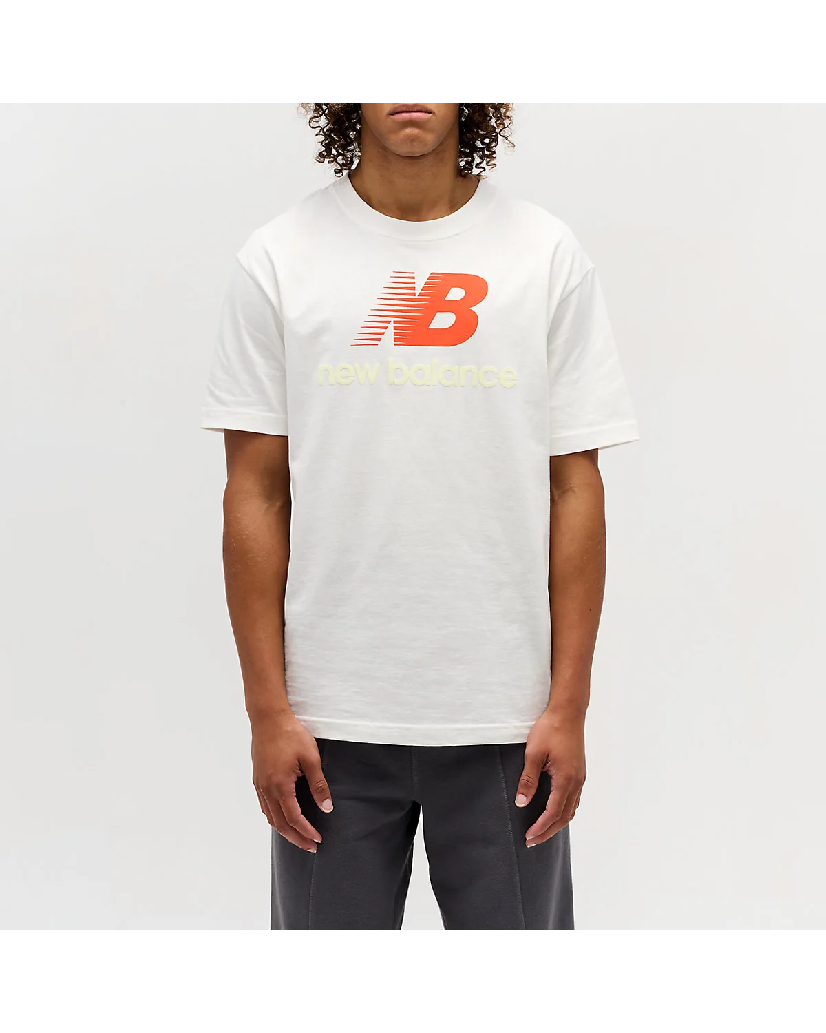 Деталь логотипа New Balance на светлой футболке, графический элемент.