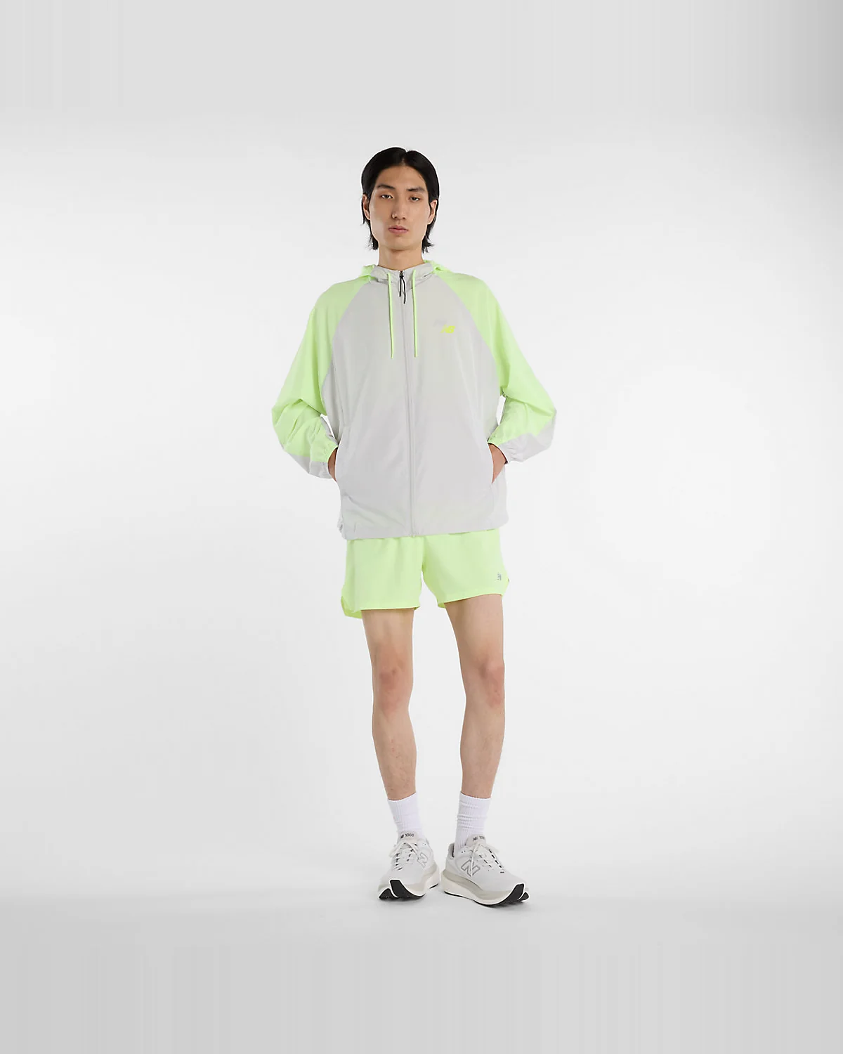 Серая куртка New Balance с контрастными рукавами в полный рост