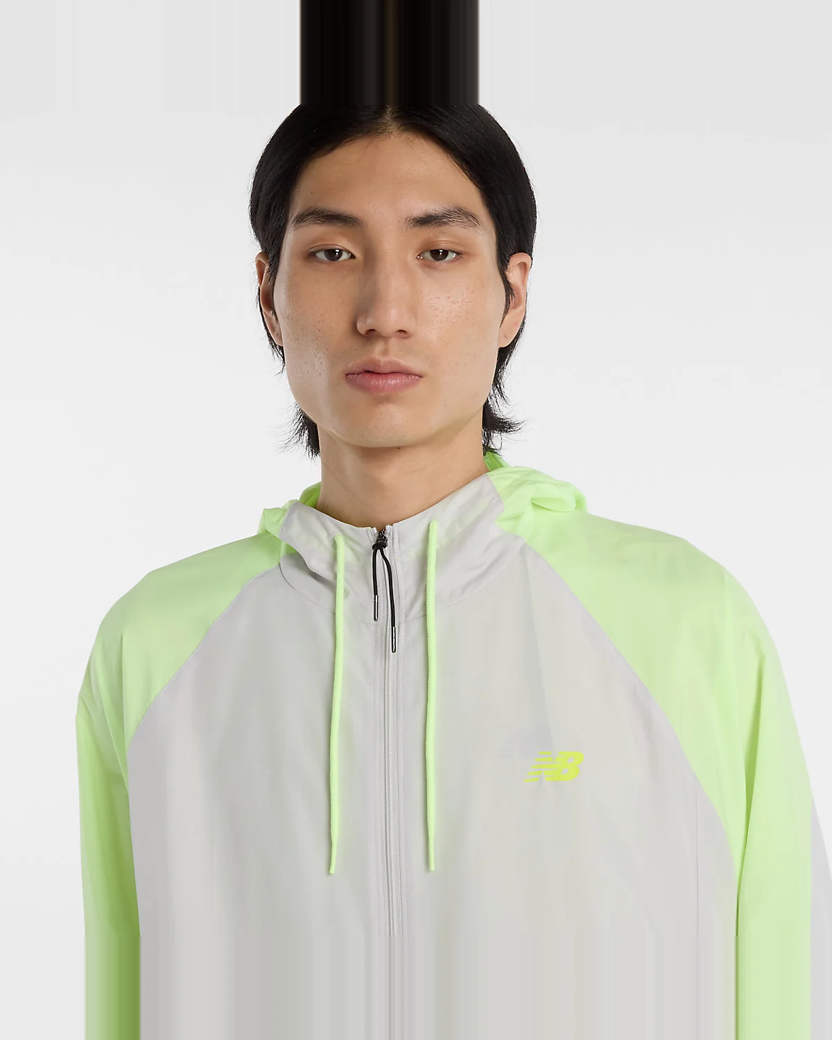 Серая куртка New Balance с цветными панелями, вид сзади