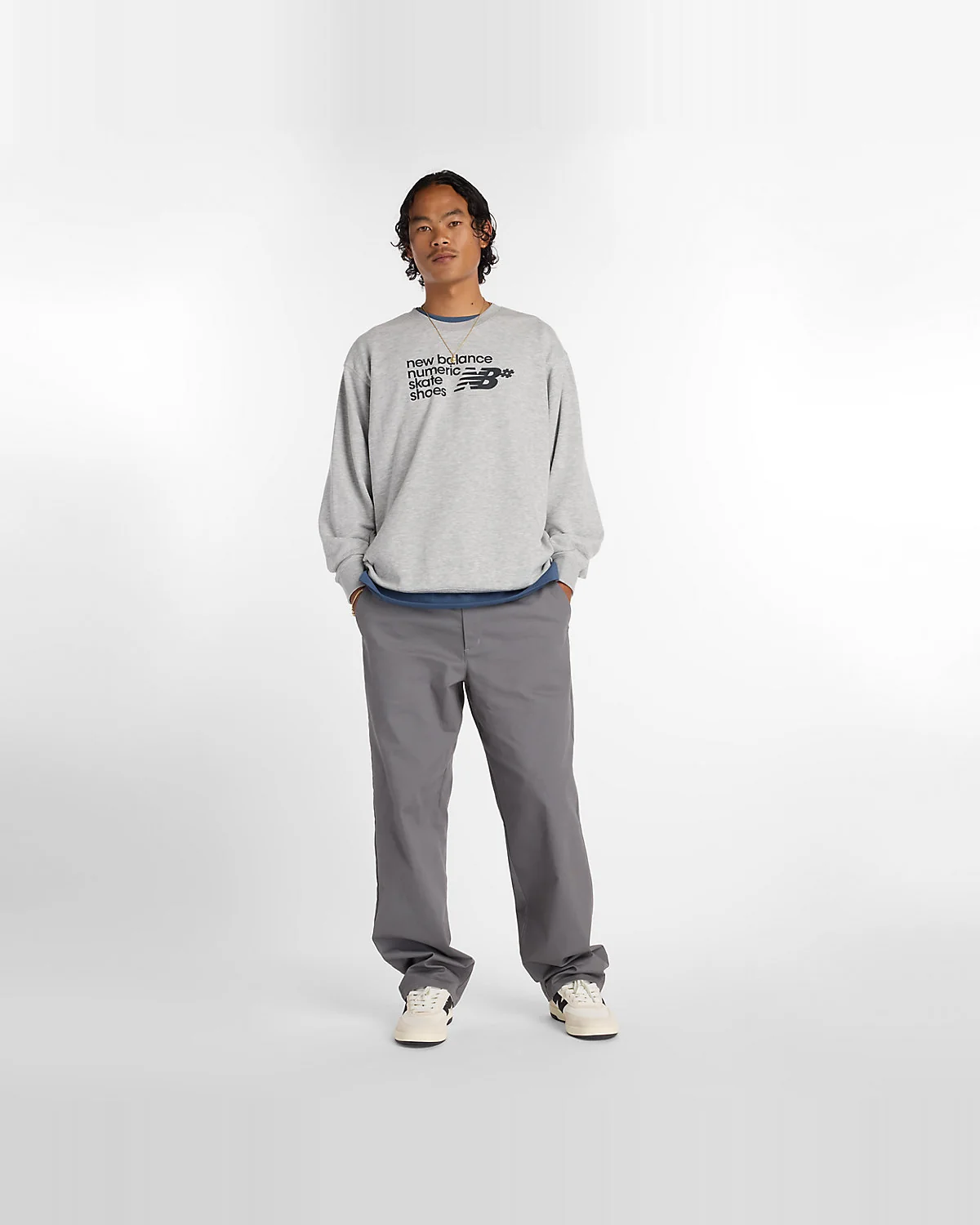 Крупный план пояса серых брюк New Balance с застёжкой-молнией.