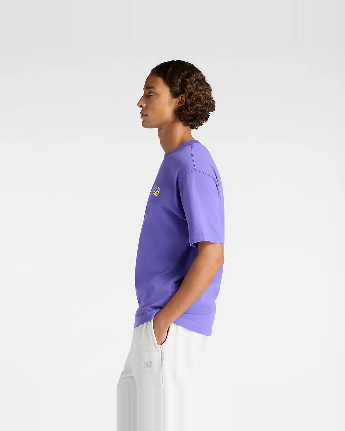 Футболка New Balance Athletics Premium Logo фиолетовая — 5