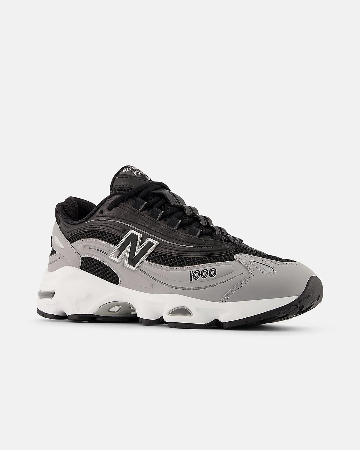 Чёрные кроссовки New Balance 1000, вид с пяточной части, обе туфли.