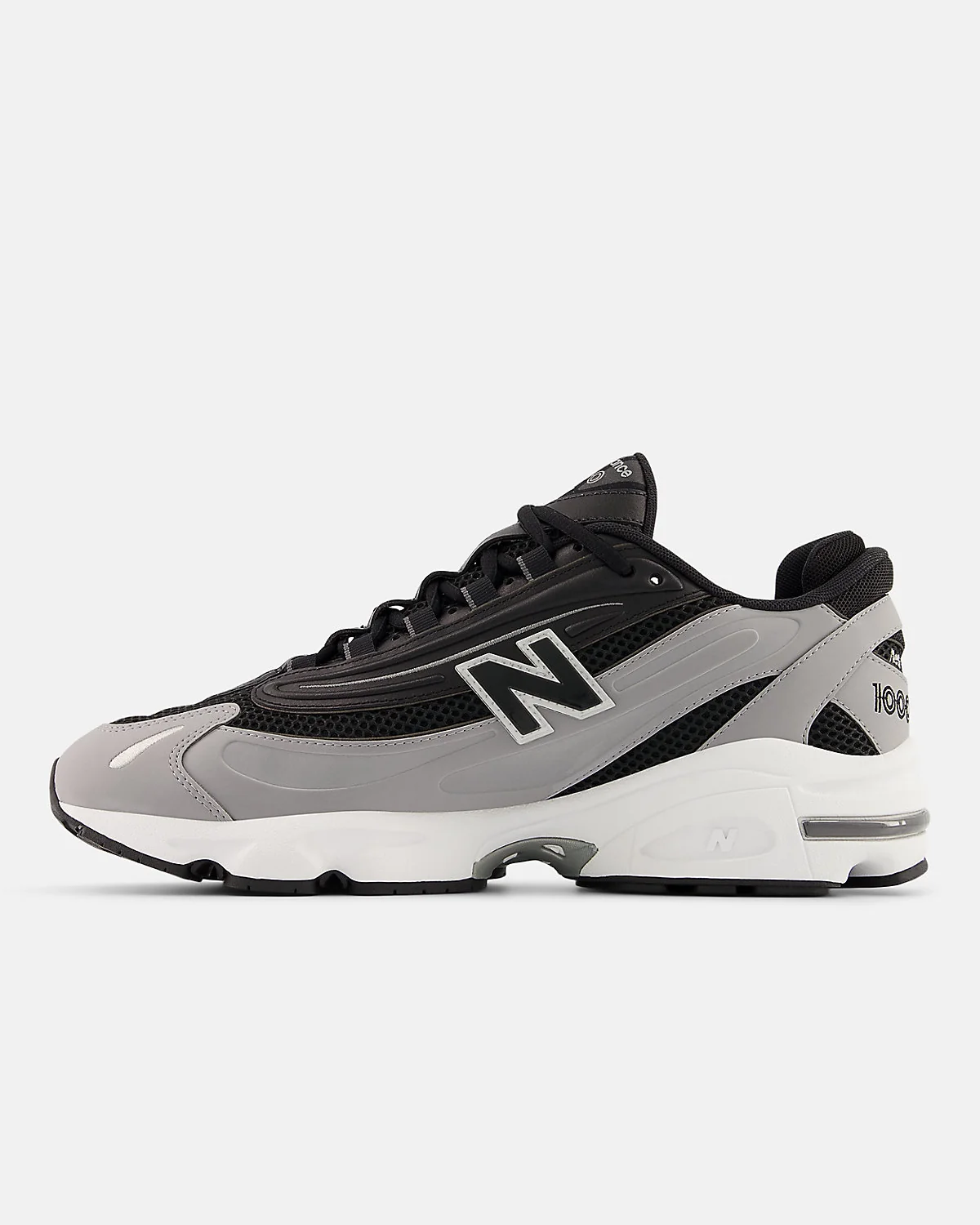 Спинка чёрных кроссовок New Balance 1000, вид сзади и сбоку.