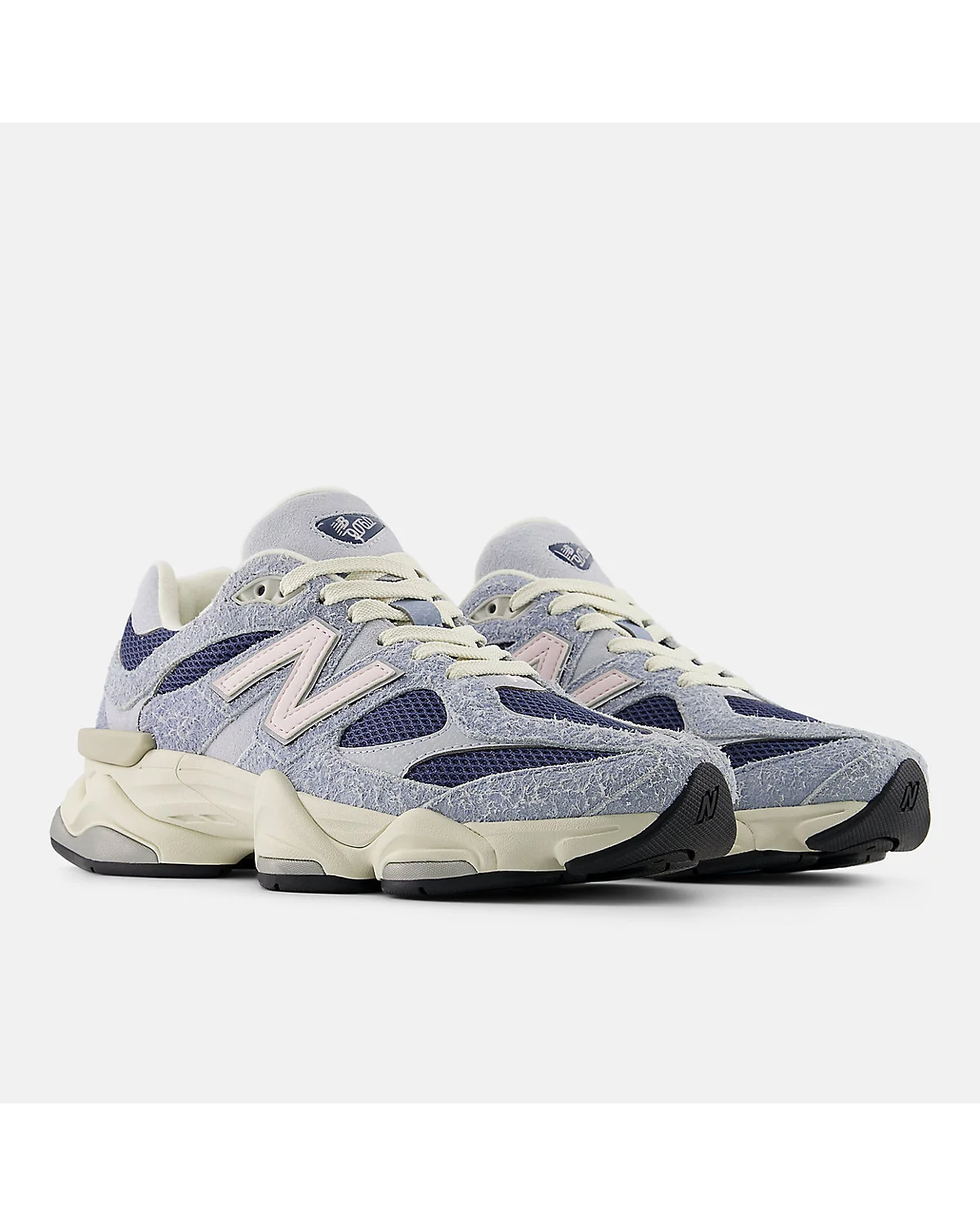 Кроссовки New Balance 9060 светло-серые, вид в три четверти на двухцветную подошву