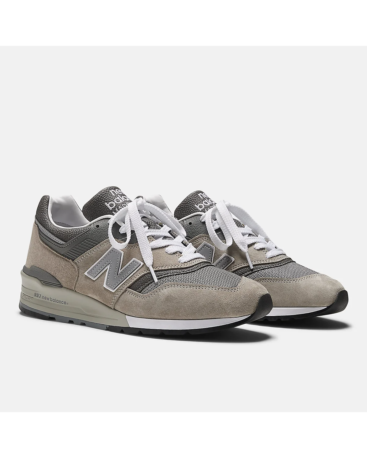 Пара серых кроссовок New Balance 997 Core спереди на белом фоне