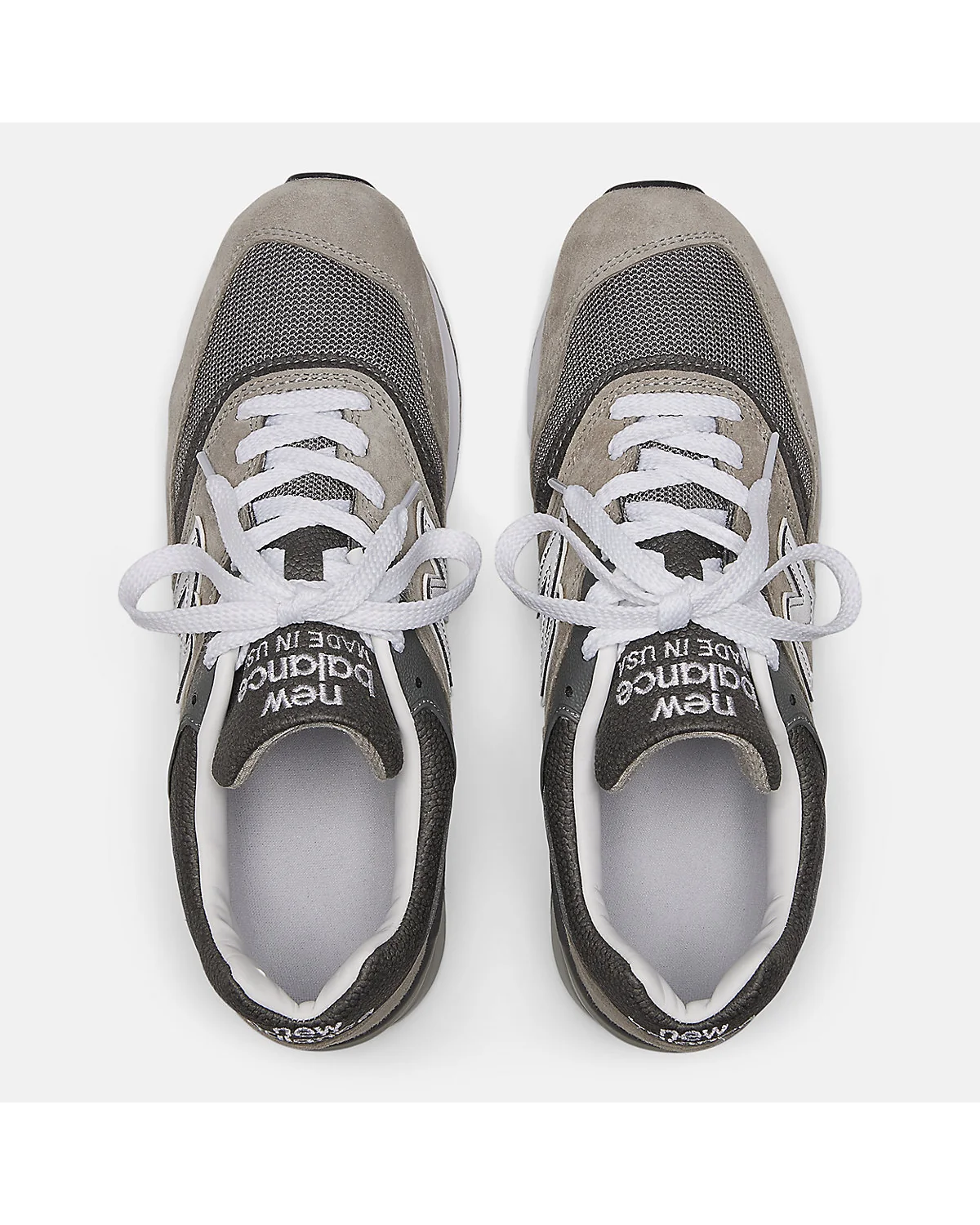 Серые кроссовки New Balance 997 Core, крупный план сетки и замши