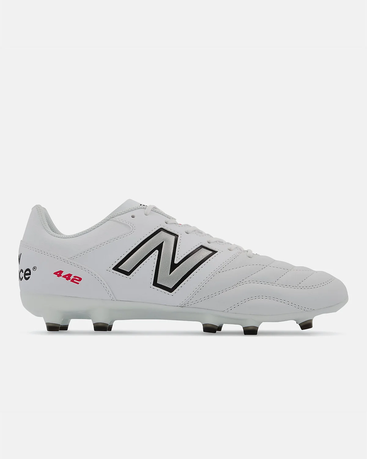 Чёрные футбольные бутсы New Balance 442 V2 Team FG с красными шипами, вид сбоку