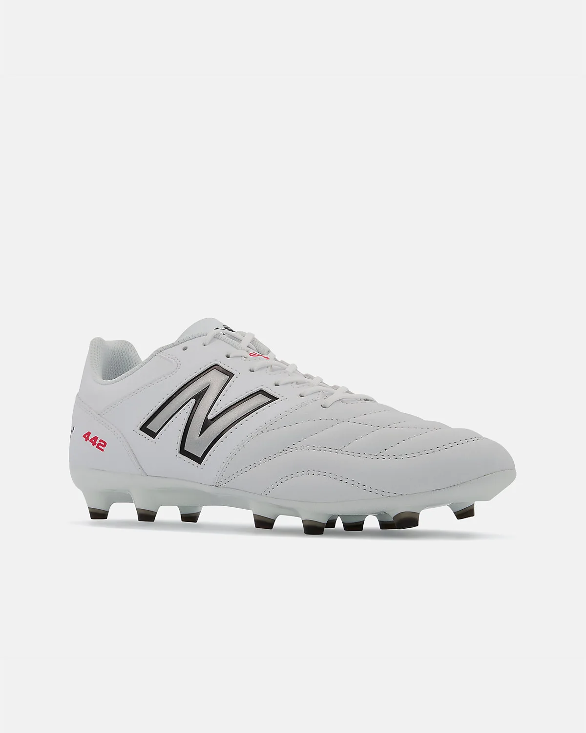 Чёрные футбольные бутсы New Balance 442 V2, вид подошвы с красными шипами