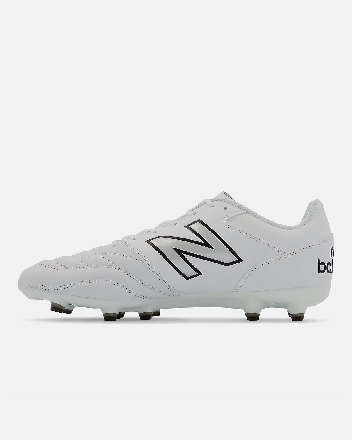 Чёрные футбольные бутсы New Balance 442 V2 с рядами красных шипов, вид сбоку