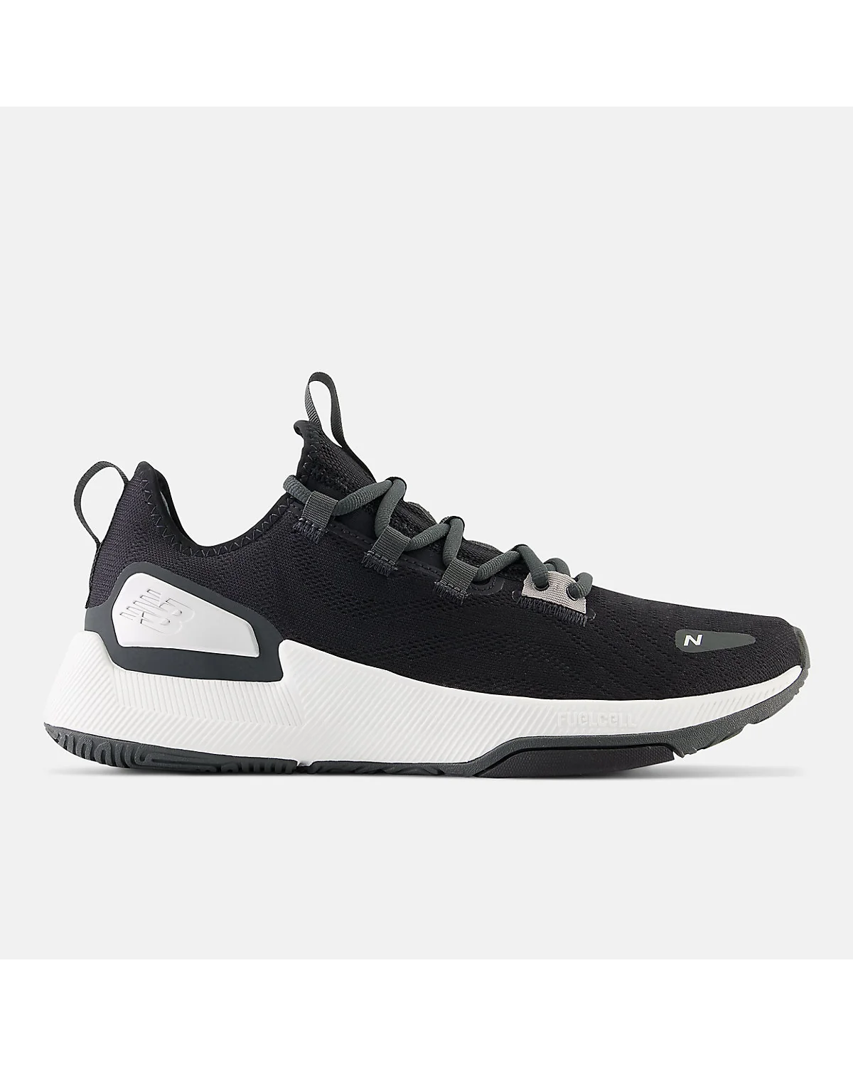 Чёрные кроссовки New Balance FuelCell Trainer v2 с серебристыми акцентами, вид сбоку