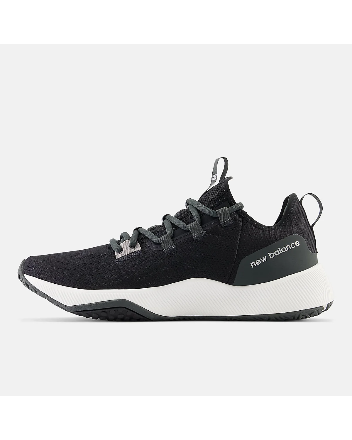 Чёрные кроссовки New Balance FuelCell Trainer v2, крупный план сетки и пятки