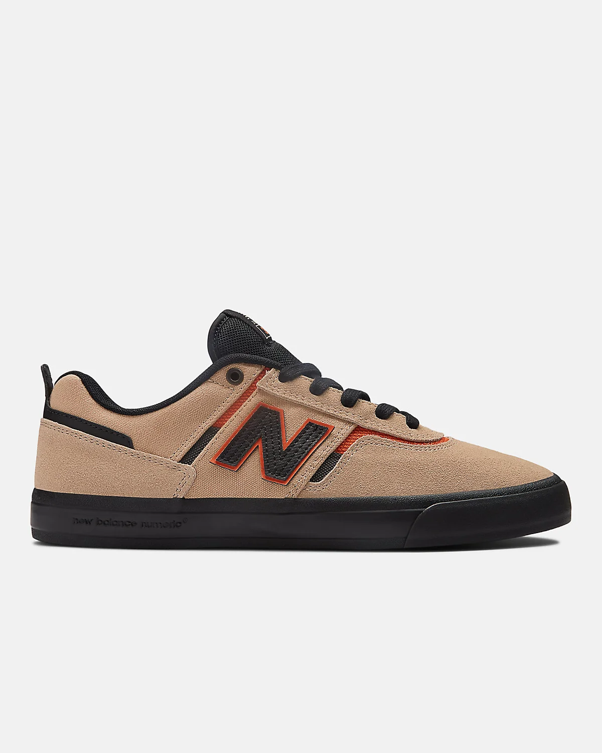Молочно-белые скейт-кроссовки New Balance Numeric 306 с чёрным логотипом, вид сбоку