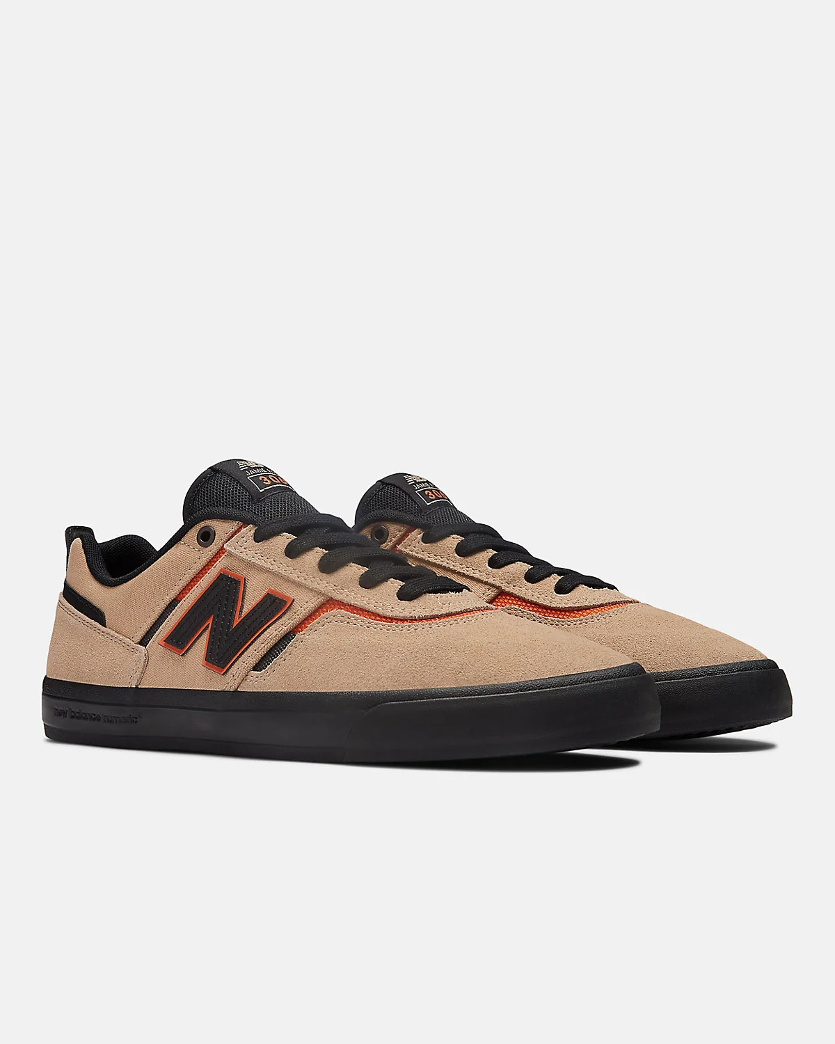 Молочно-белые скейт-кроссовки New Balance 306, вид спереди пары на белом фоне