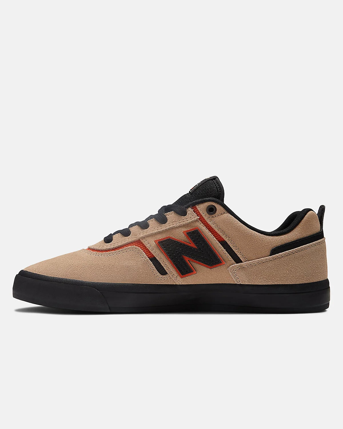 Молочно-белые скейт-кроссовки New Balance 306, вид подошвы с коричневой резиной