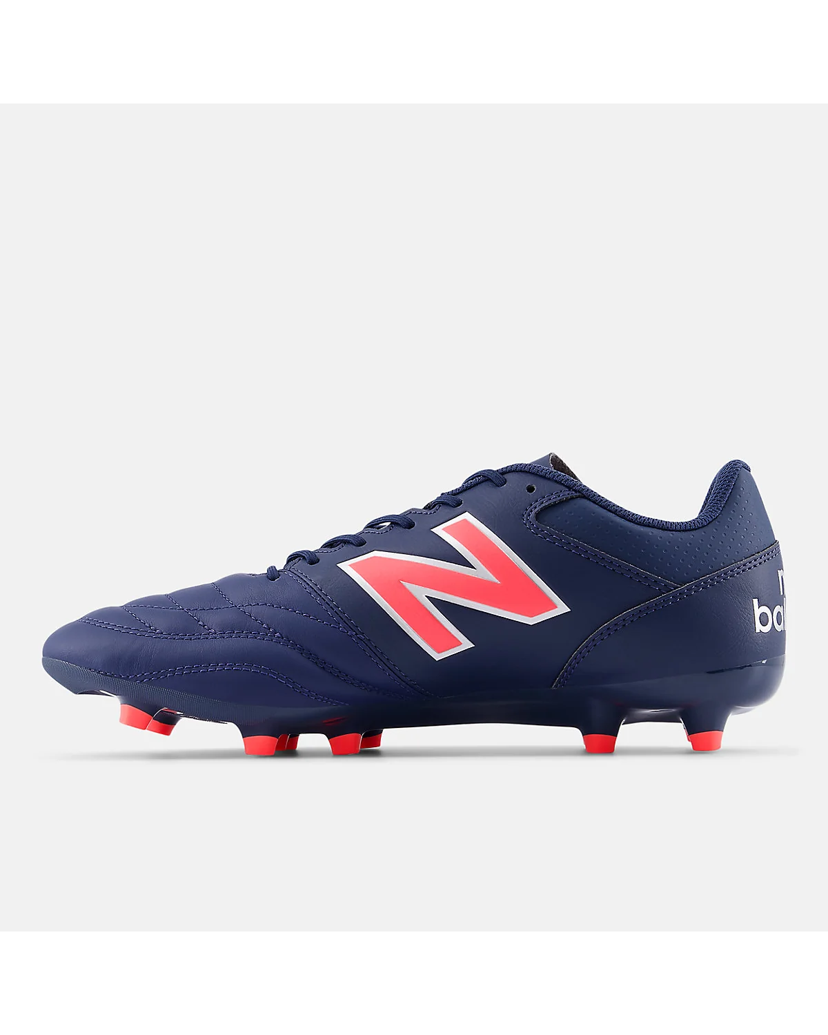 Подошва синих бутс New Balance 442 с красными шипами для игры