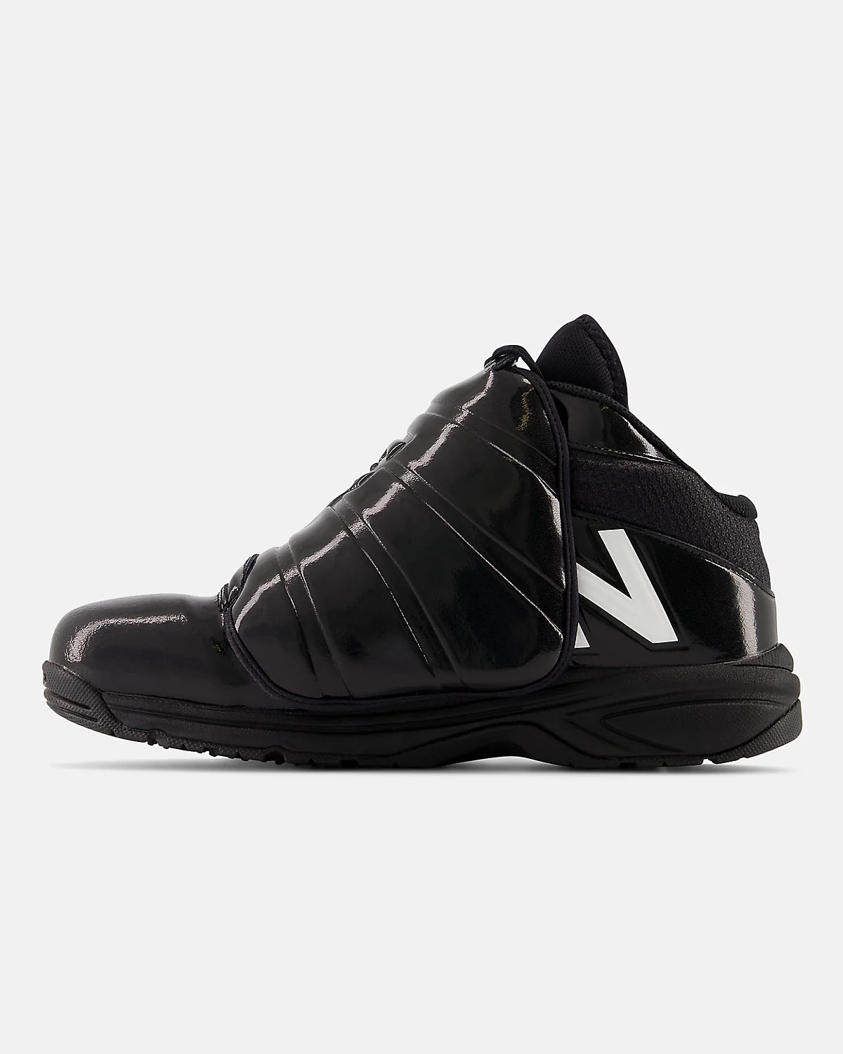 Внутренняя часть высокого кроссовка New Balance 460v3 с красной стелькой