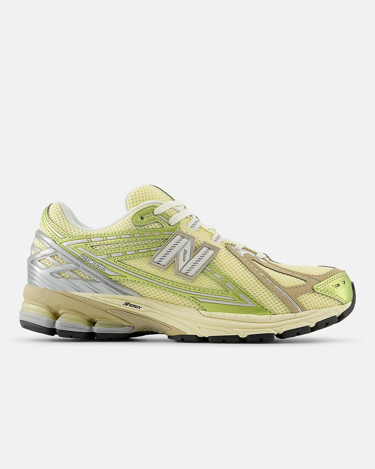 Серебристые кроссовки New Balance 1906R с розовыми вставками, вид сбоку.