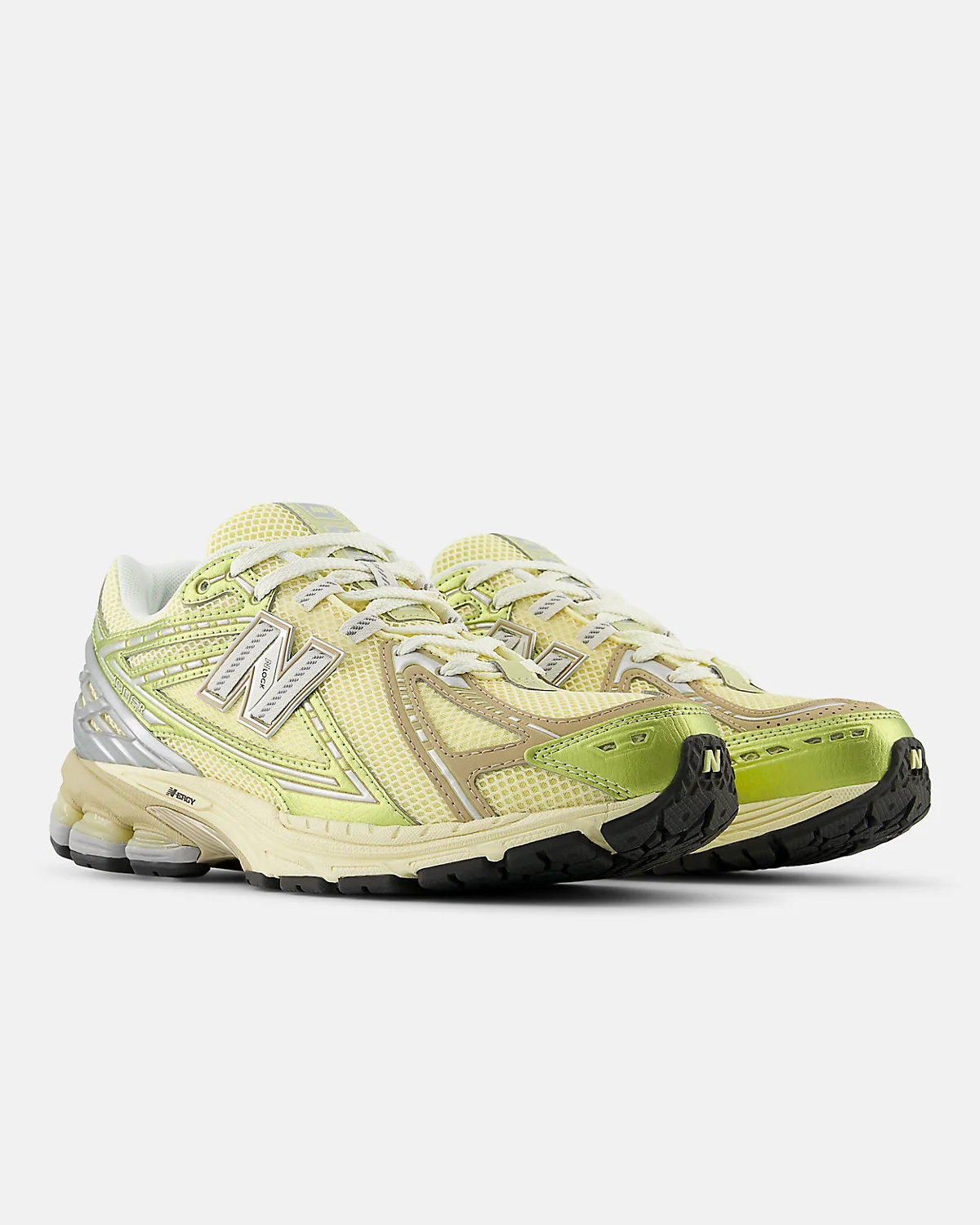 Кроссовки New Balance 1906R с чёрной сеткой и серебристо-розовыми вставками, другой угол.