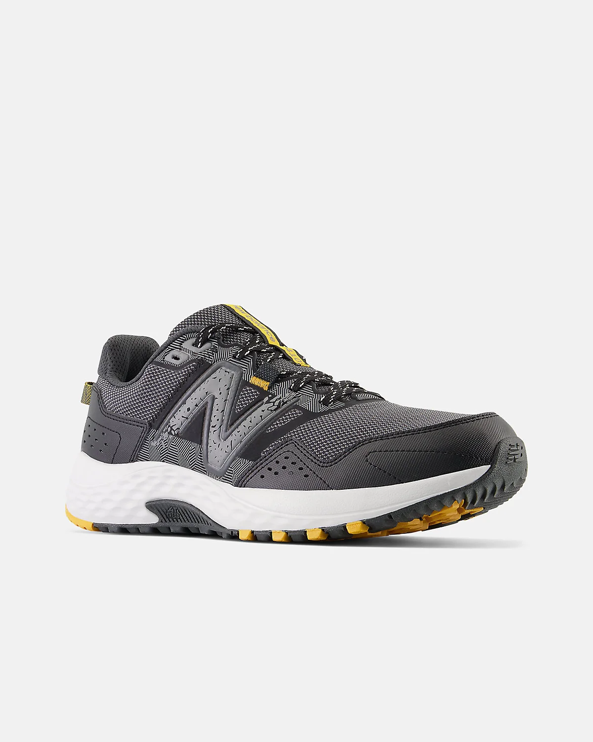 Тёмно-серые трейловые кроссовки New Balance 410v8, другой угол обзора.
