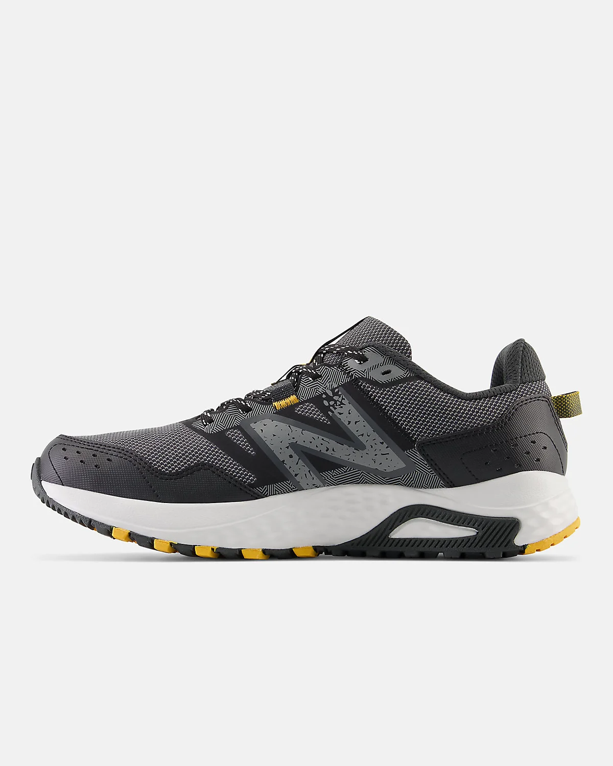 Кроссовки New Balance 410v8 тёмно-серого цвета, вид сзади и сбоку.