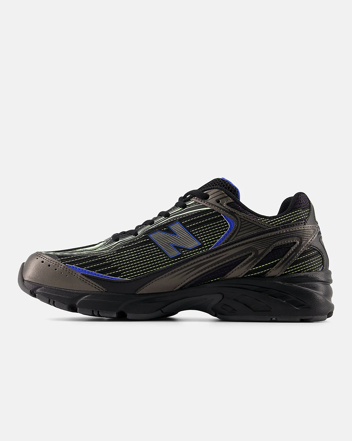 Многоцветные кроссовки New Balance 509 сзади, видна подошва и пятка.