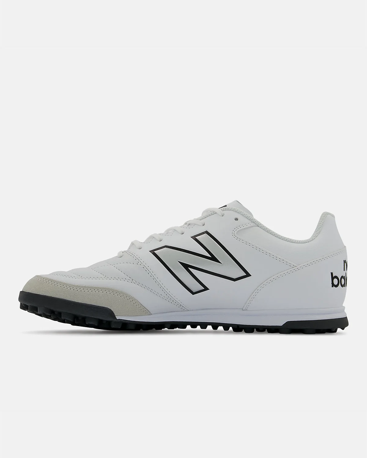 Чёрные бутсы New Balance 442 V2 Team TF на ногах игрока на площадке.
