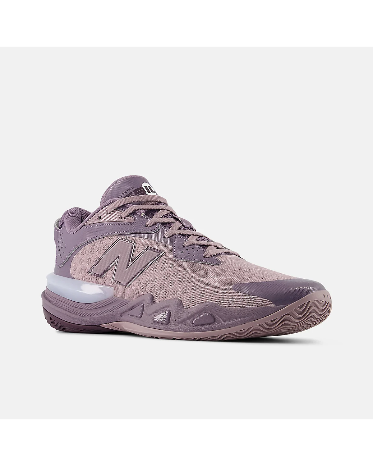 Сиренево-фиолетовые кроссовки New Balance Hesi Low V2, видна подошва.