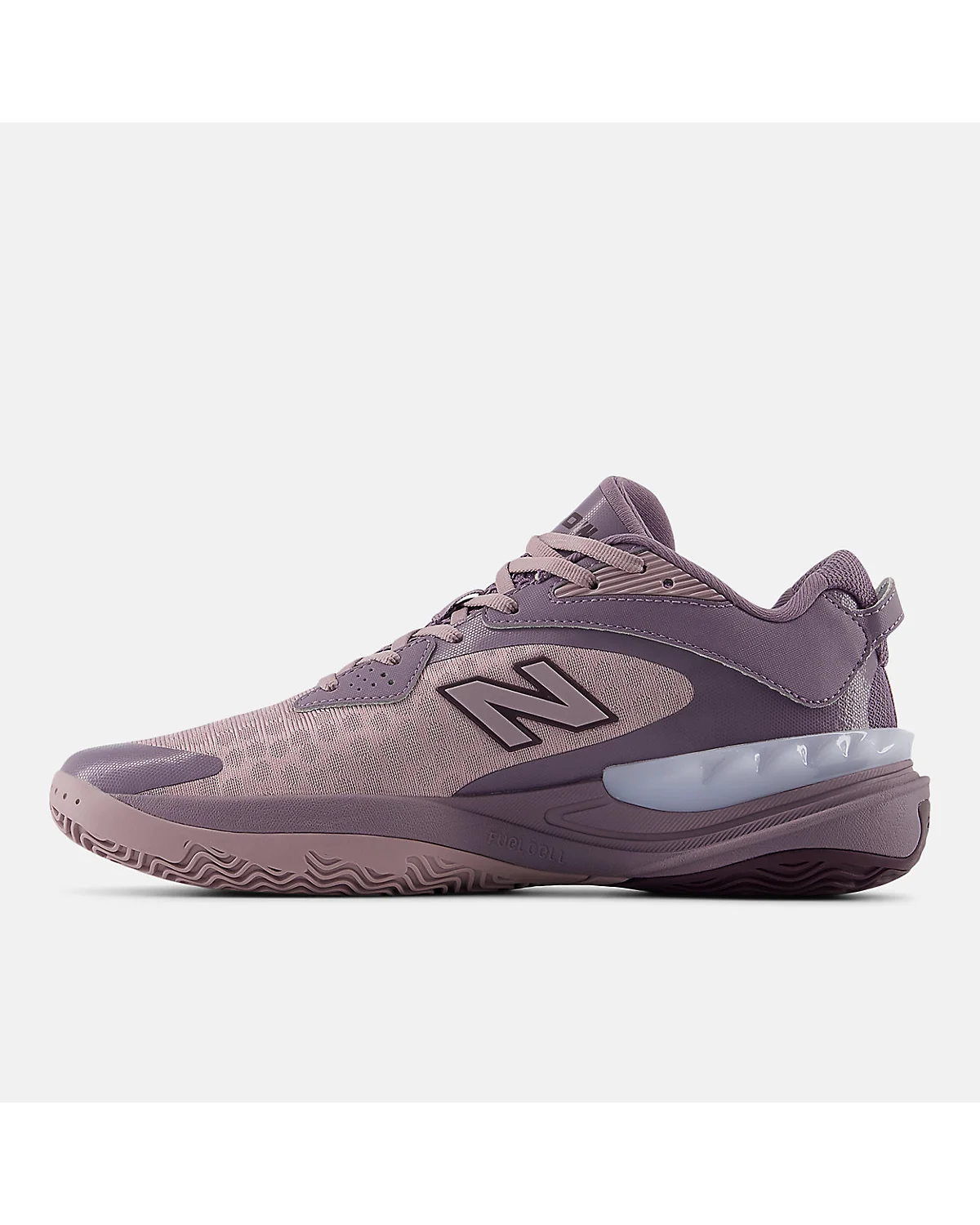 Фиолетовые кроссовки New Balance Hesi Low V2 сзади, видна подошва и пятка.