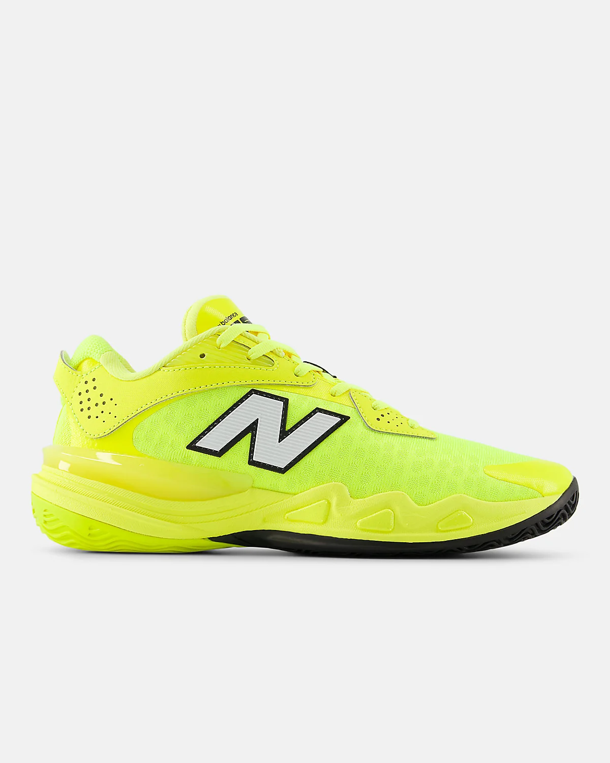 Красные кроссовки New Balance Hesi Low V2 с белой подошвой, вид сбоку.