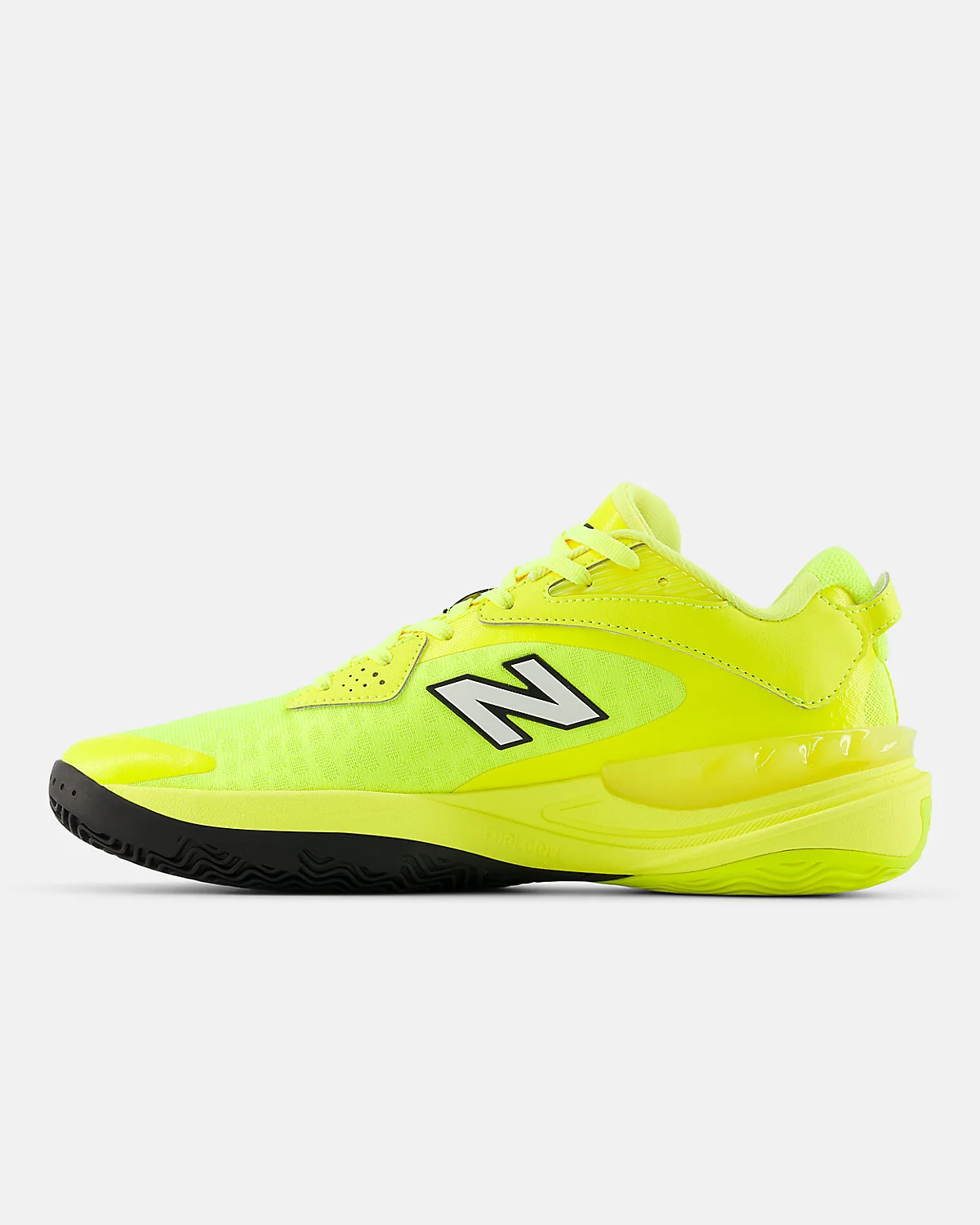 Игрок в красных баскетбольных кроссовках New Balance Hesi Low V2 на площадке.