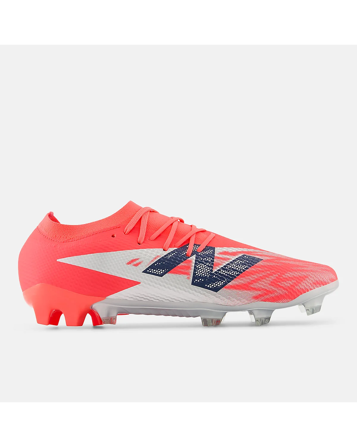 Красные бутсы New Balance Furon Team FG V8 с металлическими шипами, вид сбоку.